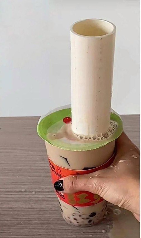 Ảnh vui 3-9: Đi chơi lễ nhưng vẫn giận người yêu như thường - Ảnh 3. Uống trà sữa như vậy mới "đã cái nư".