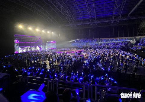 Biển xanh của người hâm mộ Super Junior trong đêm fancon - Ảnh: MI LY Biển xanh của người hâm mộ Super Junior trong đêm fancon - Ảnh: MI LY