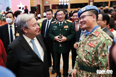 Nước lớn nể trọng Việt Nam hơn - Ảnh 1. Tổng thư ký Liên Hiệp Quốc Antonio Guterres trò chuyện với chiến sĩ "Mũ nồi xanh" Việt Nam trong chuyến thăm Việt Nam tháng 10-2022. Ông dành nhiều tình cảm cho những người lính thuộc Lực lượng gìn giữ hòa bình - Ảnh: NGUYỄN KHÁNH