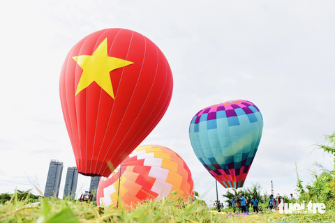 Đến bờ sông Sài Gòn ngắm khinh khí cầu dịp lễ 2-9 - Ảnh 4. Khinh khí cầu in cờ Tổ quốc cao 18m, đường kính 14m chuẩn bị được thả