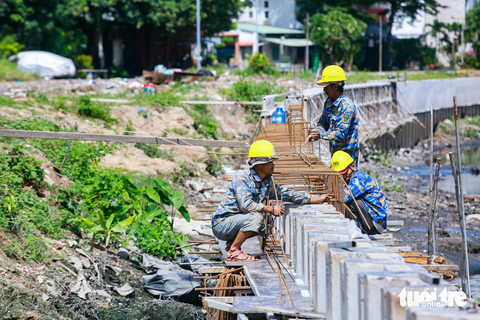 Đường ven kênh Tham Lương - Bến Cát - Rạch Nước Lên gặp đường ven sông Sài Gòn ở đâu? - Ảnh 5. Đây là dự án cải tạo kênh rạch lớn nhất nhì TP.HCM đang được thi công. Không chỉ cải tạo kênh khơi thông luồng giao thông thủy kết nối Long An - TP.HCM - Bình Dương - Đồng Nai, dự án Tham Lương - Bến Cát - rạch Nước Lên còn hình thành tuyến đường theo trục bắc - nam dọc kênh giúp giảm tải áp lực giao thông cho các tuyến đường nội ô.