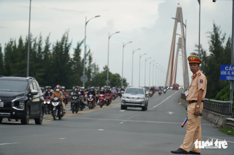 Người dân quay lại TP. HCM sớm, cầu Rạch Miễu lại kẹt cứng - Ảnh 5. Cầu Rạch Miễu được chặn một chiều để ưu tiên chiều lưu thông hướng từ Bến Tre qua Tiền Giang - Ảnh: MẬU TRƯỜNG