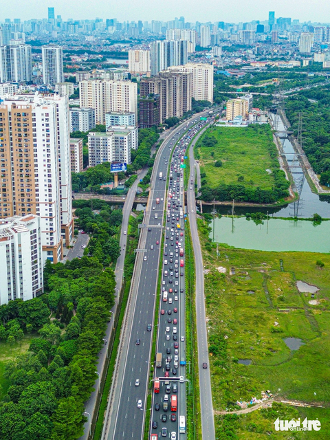 Hà Nội ùn tắc từ chiều đến tối dù chưa hết kỳ nghỉ lễ - Ảnh 1. Hàng dài xe cộ trên cao tốc Pháp Vân - Cầu Giẽ nối đuôi nhau về phía trung tâm Hà Nội từ cuối giờ chiều - Ảnh: HỒNG QUANG
