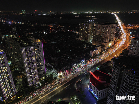 Hà Nội ùn tắc từ chiều đến tối dù chưa hết kỳ nghỉ lễ - Ảnh 3. Đến tối cùng ngày, cầu Vĩnh Tuy kẹt cứng dòng xe hướng Long Biên vào trung tâm thành phố - Ảnh: HỒNG QUANG