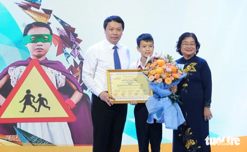 Em Đào Khương Duy nhận giải nhất quốc gia cuộc thi Viết thư quốc tế UPU lần thứ 52 - Ảnh: HÀ THANH Đào Khương Duy nhận giải nhất quốc gia Cuộc thi viết thư quốc tế UPU lần thứ 52 - Ảnh: HÀ THANH