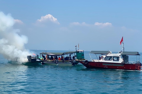 Ghe chở cán bộ bảo tồn đảo Cù Lao Chàm bốc cháy giữa biển - Ảnh 1. Chiếc ghe chở cán bộ khu bảo tồn Cù Lao Chàm bốc cháy được ứng cứu trên biển - Ảnh: UBND xã Tân Hiệp cung cấp