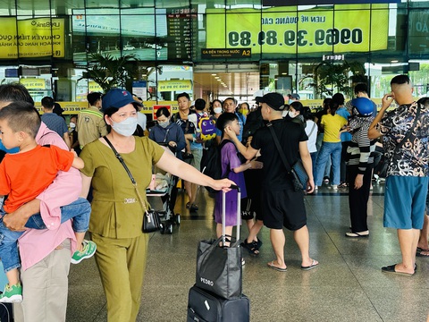 Lo ùn tắc băng chuyền hành lý sân bay dịp sau lễ 2-9 - Ảnh 2. Hành khách quay trở lại sân bay Tân Sơn Nhất ngày 3-9 - Ảnh: CÔNG TRUNG