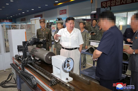 Ông Kim Jong Un đi thị sát nơi đóng tàu và sản xuất vũ khí. Thời điểm không được tiết lộ - Ảnh: KCNA Ông Kim Jong Un đi thị sát nơi đóng tàu và sản xuất vũ khí. Thời điểm không được tiết lộ - Ảnh: KCNA