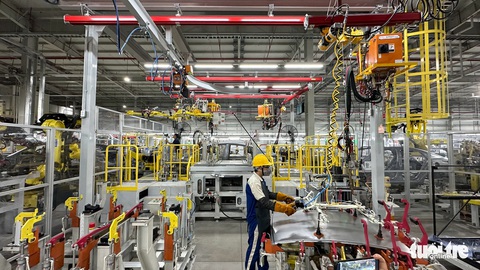 Lắp ráp ô tô trong Nhà máy Hyundai Thành Công số 2 - Ảnh: C.T. Lắp ráp ô tô trong Nhà máy Hyundai Thành Công số 2 - Ảnh: H.T.C.
