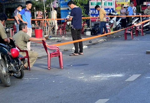 Bắt khẩn cấp 2 người liên quan vụ ẩu đả trước quán ăn ở quận 12 - Ảnh 1. Hiện trường vụ việc - Ảnh: Người dân cung cấp