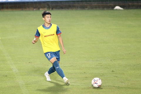 Tiền đạo U23 Việt Nam Nguyễn Đình Bắc vừa nhận danh hiệu Cầu thủ xuất sắc nhất Giải hạng nhất 2023 với 8 bàn thắng trong 14 lần ra sân - Ảnh: HOÀNG TÙNG Tiền đạo U23 Việt Nam Nguyễn Đình Bắc vừa nhận danh hiệu Cầu thủ xuất sắc nhất Giải hạng nhất 2023 với 8 bàn thắng trong 14 lần ra sân - Ảnh: HOÀNG TÙNG