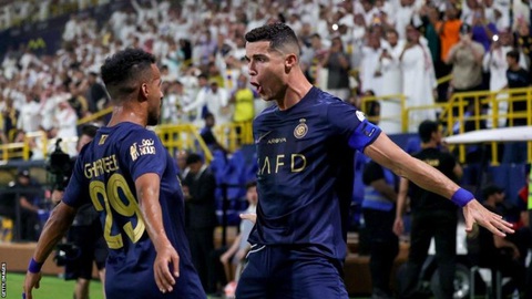 Điểm tin thể thao sáng 3-9: Ronaldo ghi bàn thứ 850 - Ảnh 1. Ronaldo (phải) ăn mừng bàn thắng vào lưới Al-Hazm - Ảnh: Getty Images