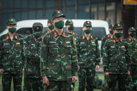 Cử tri kiến nghị nâng tuổi phục vụ sĩ quan quân đội, Bộ Quốc phòng nói gì? - Ảnh 1. Sĩ quan quân đội - Ảnh: P.SƠN