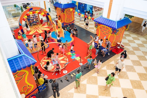 Vincom Mega Mall Royal City tích hợp tiện ích vui chơi ngay trong khu vực trang trí, mang đến trải nghiệm tiện lợi cho mọi thế hệ trong gia đình. Ảnh: Đ.H Vincom Mega Mall Royal City tích hợp tiện ích vui chơi ngay trong khu vực trang trí, mang đến trải nghiệm tiện lợi cho mọi thế hệ trong gia đình - Ảnh: Đ.H