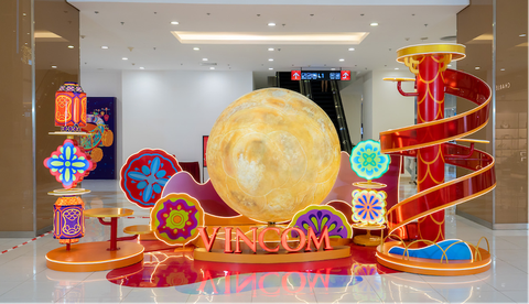 Bữa tiệc trông trăng lấp lánh ánh đèn tại Vincom Center Nguyễn Chí Thanh. Ảnh: Đ.H Bữa tiệc trông trăng lấp lánh ánh đèn tại Vincom Center Nguyễn Chí Thanh - Ảnh: Đ.H
