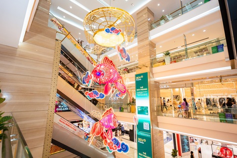 Vincom Center Đồng Khởi thu hút ánh nhìn mọi khách hàng ghé thăm với Đèn lồng cá chép thông tầng rực rỡ. Ảnh: Đ.H Vincom Center Đồng Khởi thu hút ánh nhìn mọi khách hàng ghé thăm với Đèn lồng cá chép thông tầng rực rỡ - Ảnh: Đ.H