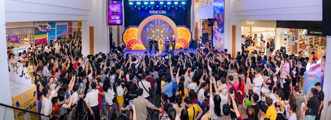 Sự kiện “Vũ khúc Sắc Việt” khai màn Lễ hội Mùa Thu 2023 được tổ chức tại Vincom Mega Mall Royal City thu hút hàng nghìn khán giả tham dự. Ảnh: Đ.H Sự kiện “Vũ khúc Sắc Việt” khai màn Lễ hội Mùa Thu 2023 được tổ chức tại Vincom Mega Mall Royal City thu hút hàng nghìn khán giả tham dự - Ảnh: Đ.H