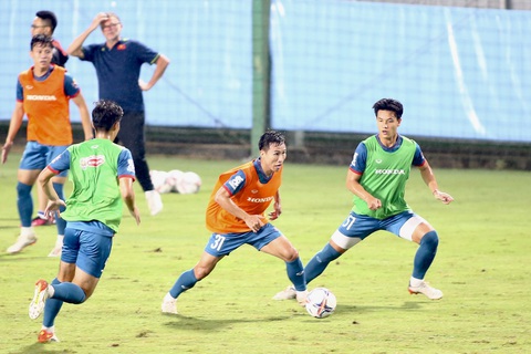 U23 và tuyển Việt Nam tập luyện chung vào tối 3-9 với các giáo án kiểm soát bóng - Ảnh: H.TÙNG U23 và tuyển Việt Nam tập luyện chung vào tối 3-9 với các giáo án kiểm soát bóng - Ảnh: H.TÙNG