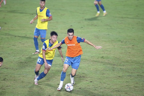Trung vệ U23 Việt Nam Vũ Tiến Long (áo vàng) tranh bóng cùng tiền đạo tuyển quốc gia Nguyễn Tiến Linh (áo xanh) trong buổi tập tối 3-9 - Ảnh: HOÀNG TÙNG Trung vệ U23 Việt Nam Vũ Tiến Long (áo vàng) tranh bóng cùng tiền đạo tuyển quốc gia Nguyễn Tiến Linh trong buổi tập tối 3-9 - Ảnh: HOÀNG TÙNG