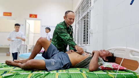 Chìm ghe lưới ghẹ Phú Quốc: Cứu sống ba ngư dân - Ảnh 1. Các ngư dân bị chìm ghe trên hiện sức khỏe đã ổn định - Ảnh: BĐBP Kiên Giang