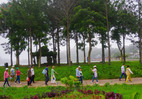 Khách du lịch về các tỉnh miền Tây giảm vì thời tiết xấu - Ảnh 1. Du khách tham quan ở khu du lịch Núi Cấm - Ảnh: MINH KHANG