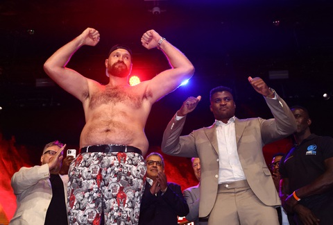 Điểm tin thể thao sáng 30-9: Barca trở lại ngôi đầu La Liga - Ảnh 4. Tyson Fury sắp thượng đài với Usyk để thống nhất các đai quyền anh hạng nặng - Ảnh: REUTERS