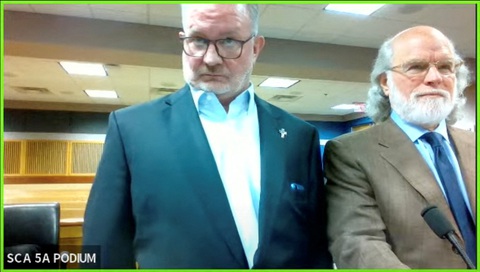Đồng minh của ông Trump lãnh án ở bang Georgia - Ảnh 1. Ông Scott Hall (trái) tại tòa thượng thẩm quận Fulton, bang Georgia, Mỹ ngày 29-9 - Ảnh: REUTERS