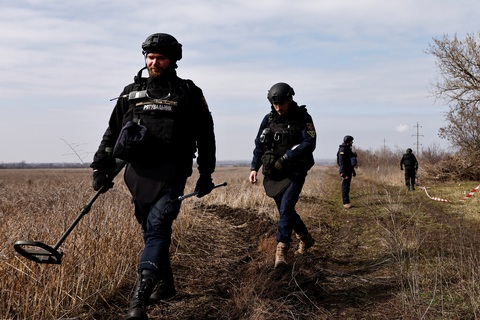 Đội rà phá bom mìn của Ukraine tìm kiếm vật liệu chưa nổ ở Korovii Yar, phía đông khu vực Donetsk, Ukraine, ngày 20-3 - Ảnh: REUTERS Đội rà phá bom mìn của Ukraine tìm kiếm vật liệu chưa nổ ở Korovii Yar, phía đông khu vực Donetsk, Ukraine, ngày 20-3 - Ảnh: REUTERS