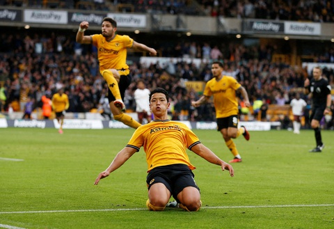 Man United và Man City cùng thua ở vòng 7 Premier League - Ảnh 3. Niềm vui của Hwang Hee Chan sau khi ghi bàn thắng quyết định giúp Wolves hạ Man City - Ảnh: REUTERS