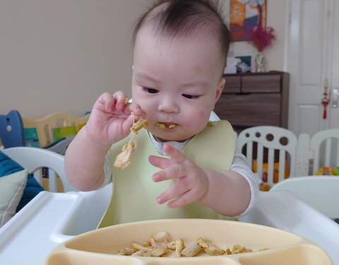 Các chuyên gia khuyến cáo trẻ từ 6 tháng tuổi cần ăn dặm để bổ sung dinh dưỡng - Ảnh: NAM TRẦN Các chuyên gia khuyến cáo trẻ từ 6 tháng tuổi cần ăn giặm để bổ sung dinh dưỡng - Ảnh: NAM TRẦN