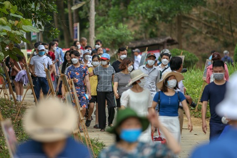 Người dân tranh thủ dịp nghỉ lễ cùng gia đình tham quan, trải nghiệm các hoạt động tại Làng văn hóa - du lịch các dân tộc Việt Nam (Sơn Tây, Hà Nội) - Ảnh: HÀ QUÂN Người dân tranh thủ dịp nghỉ lễ cùng gia đình tham quan, trải nghiệm các hoạt động tại Làng văn hóa - du lịch các dân tộc Việt Nam (Sơn Tây, Hà Nội) - Ảnh: HÀ QUÂN