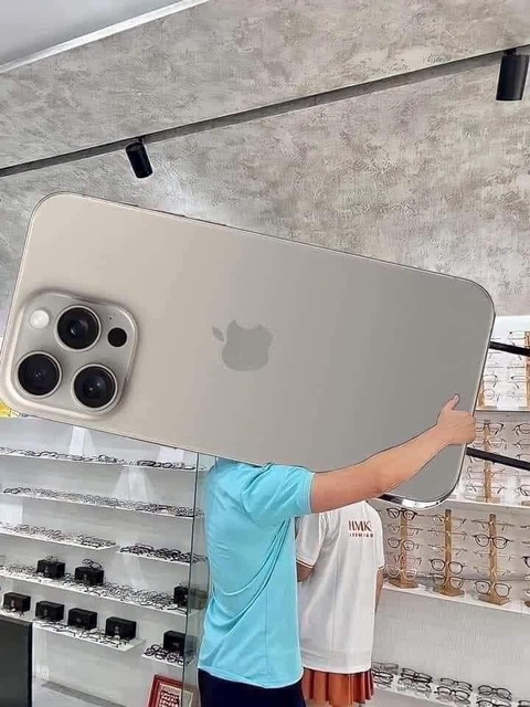 Vào tiệm kính mua iPhone 15?!