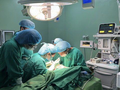 Các bác sĩ bệnh viện Trung ương Thái Nguyên thực hiện phẫu thuật nối liền thành công bàn tay bị đứt rời cho bệnh nhi. - Ảnh: BVCC Các bác sĩ Bệnh viện Trung ương Thái Nguyên thực hiện phẫu thuật nối liền thành công bàn tay bị đứt rời cho bệnh nhi - Ảnh: BVCC