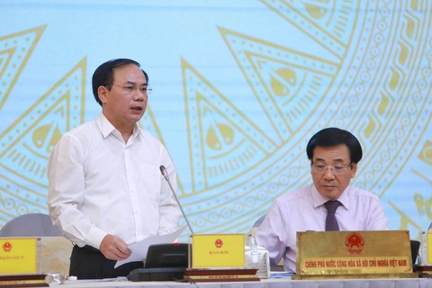 Thứ trưởng Bộ Xây dựng: Rà soát nhiều sai phạm tại các chung cư mini, sẽ xử lý nghiêm - Ảnh 1. Thứ trưởng Nguyễn Văn Sinh (bìa trái) thông tin về việc rà soát chung cư mini - Ảnh: DANH KHANG
