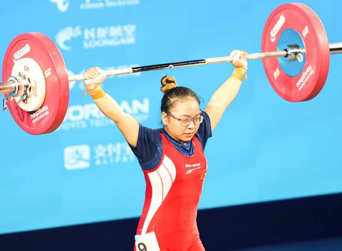 Asiad 19: Việt Nam 'hụt' huy chương Esports - Ảnh 2. Nữ lực sĩ Phạm Đình Thi xếp thứ 6 ở nội dung cử giật - Ảnh: HUY ĐĂNG