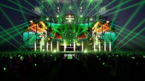 Heineken kỷ niệm 150 năm với sự kiện kết hợp thể thao và âm nhạc - Ảnh 5. Sân khấu đa chiều được trang bị màn hình LED cong ấn tượng và quả cầu khổng lồ xoay 180 độ mang đến trải nghiệm âm nhạc đỉnh cao.