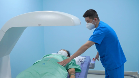 Cẩn thận mang bệnh nặng vì dùng canxi bồi bổ xương khớp - Ảnh 1. Người bệnh tầm soát loãng xương tại Bệnh viện Đại học Y Dược TP.HCM - Ảnh minh họa