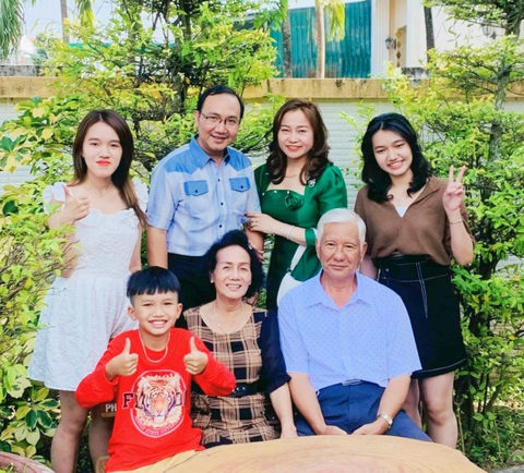 Niềm vui của người lớn tuổi là con cháu bình yên, hạnh phúc. Trong ảnh: anh Nguyễn Hiếu Tín cùng gia đình - Ảnh: NVCC Niềm vui của người lớn tuổi là con cháu bình yên, hạnh phúc. Trong ảnh: anh Nguyễn Hiếu Tín cùng gia đình - Ảnh: NVCC