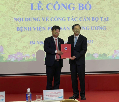 Bộ Y tế điều động tiếp một lãnh đạo kiêm nhiệm phụ trách bệnh viện - Ảnh 1. Ông Đinh Anh Tuấn (bên trái) nhận quyết định điều động kiêm nhiệm phụ trách Bệnh viện Phụ sản trung ương cho đến khi bệnh viện kiện toàn nhân sự lãnh đạo - Ảnh: BVCC
