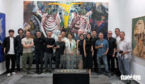 ‘Awekening’ - chia tay không gian quen của Craig Thomas Gallery - Ảnh 2. Các nghệ sĩ hội tụ trong triển lãm nhóm Awakening để chia tay không gian 27i Trần Nhật Duật - Ảnh: H.VY