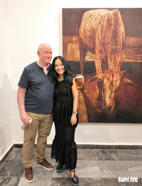 ‘Awekening’ - chia tay không gian quen của Craig Thomas Gallery - Ảnh 4. Craig Thomas chụp ảnh kỷ niệm cùng ca sĩ Hồng Nhung tại triển lãm Awakening - Ảnh: H.VY