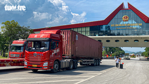 Xe container Trung Quốc phục vụ xuất nhập khẩu di chuyển tại khu vực cửa khẩu Hữu Nghị (Lạng Sơn) - Ảnh: HÀ QUÂN Xe container Trung Quốc phục vụ xuất nhập khẩu di chuyển tại khu vực cửa khẩu Hữu Nghị (Lạng Sơn) - Ảnh: HÀ QUÂN