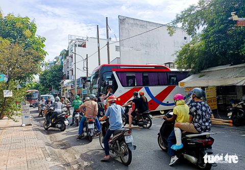 Phụ huynh khổ sở vì ‘bến cóc’ mọc sát trường tiểu học ở quận 5 - Ảnh 1. Một "bến cóc" hoạt động với tần suất dày đặc trên đường Nguyễn Văn Đừng (phường 6, quận 5) - Ảnh: CHÂU TUẤN