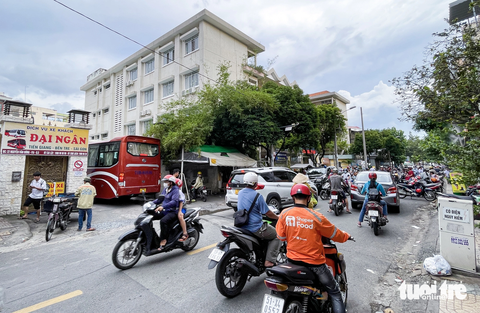 Phụ huynh khổ sở vì ‘bến cóc’ mọc sát trường tiểu học ở quận 5 - Ảnh 2. Vào các khung giờ cao điểm, xe cộ thường xuyên bị ùn ứ. Phụ huynh học sinh của Trường tiểu học Huỳnh Kiến Hoa (bên cạnh) luôn trong trạng thái nơm nớp lo âu - Ảnh: CHÂU TUẤN