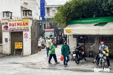 Phụ huynh khổ sở vì ‘bến cóc’ mọc sát trường tiểu học ở quận 5 - Ảnh 3. Không khí đưa rước khách sôi nổi như một bến xe thực thụ - Ảnh: CHÂU TUẤN