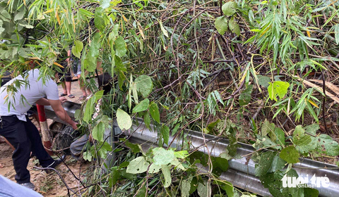 'Đất đá trên núi sạt lở đổ ào ào xuống, chúng tôi chỉ biết kêu cứu' - Ảnh 2. Đất đá, cây cối sạt lở vùi lấp hai cô giáo - Ảnh: N.THẮNG
