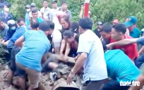 'Đất đá trên núi sạt lở đổ ào ào xuống, chúng tôi chỉ biết kêu cứu' - Ảnh 3. Nhiều người dân cùng tham gia giải cứu hai cô giáo bị đất đá sạt lở vùi lấp - Ảnh: N.THẮNG