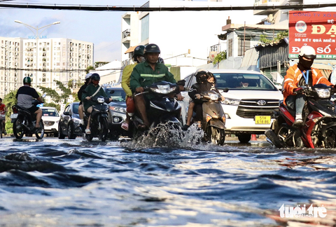 Mới ‘đầu mùa’ triều cường, nhiều đường ở TP.HCM đã ngập - Ảnh 2. Đường Trần Xuân Soạn (quận 7) lênh láng nước chiều 30-9