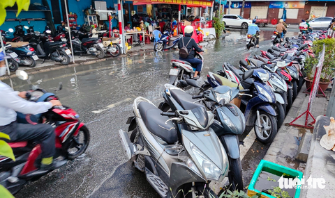 Mới ‘đầu mùa’ triều cường, nhiều đường ở TP.HCM đã ngập - Ảnh 8. Tại khu vực cầu Calmette (quận 1) nước triều cũng dâng mấp mé vào nhà dân