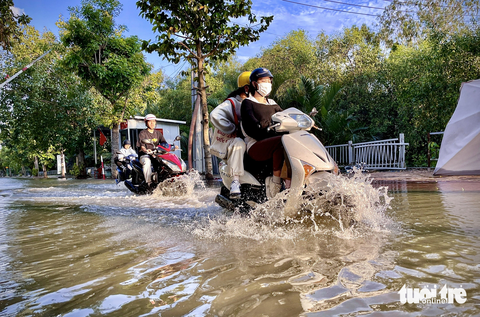 Mới ‘đầu mùa’ triều cường, nhiều đường ở TP.HCM đã ngập - Ảnh 9. Một số tuyến đường, con hẻm vào khu dân cư 6B và khu dân cư Đại Phúc bị ngập nửa bánh xe